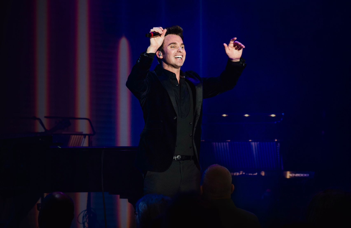 Dean Stansby performing live